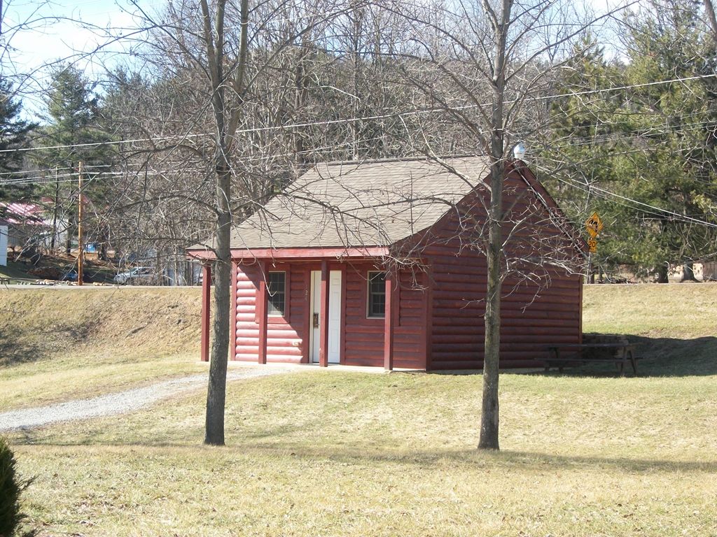 Mohican Little Brown Inn Loudonville Exterior photo